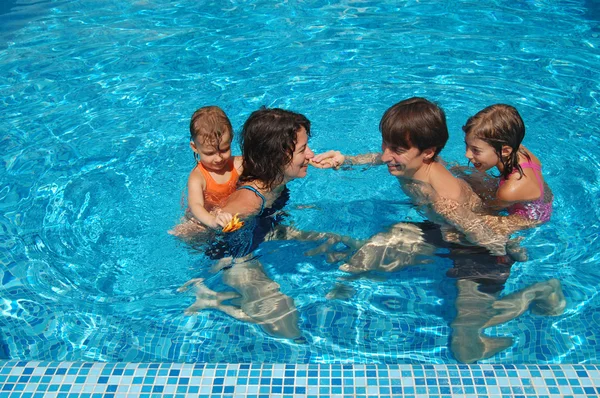 快乐活动的家庭与孩子们在游泳池 — 图库照片