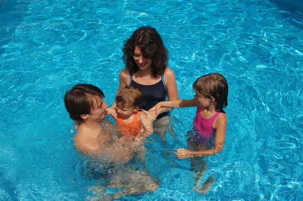 수영장에서 아이 들과 함께 행복 한 활성 가족 — 스톡 사진
