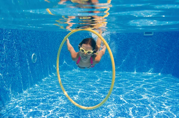 स्विमिंग पूल में खुश मुस्कुराते पानी के नीचे बच्चे — स्टॉक फ़ोटो, इमेज