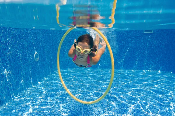 Felice bambino subacqueo sorridente in piscina — Foto Stock