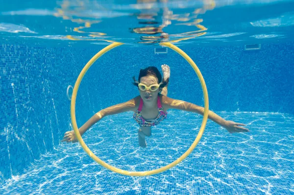 स्विमिंग पूल में खुश मुस्कुराते पानी के नीचे बच्चे — स्टॉक फ़ोटो, इमेज