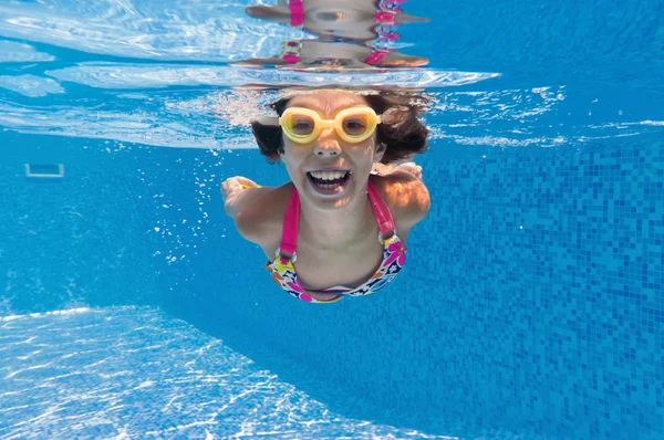 Happy tersenyum di bawah air anak di kolam renang — Stok Foto