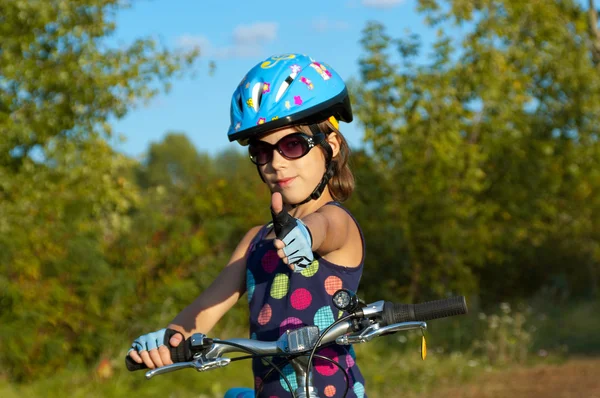 Gelukkig meisje fietsen buiten — Stockfoto