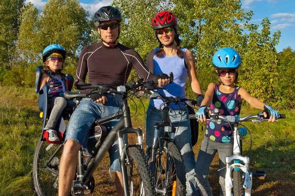 Actieve familie fietsen buiten — Stockfoto