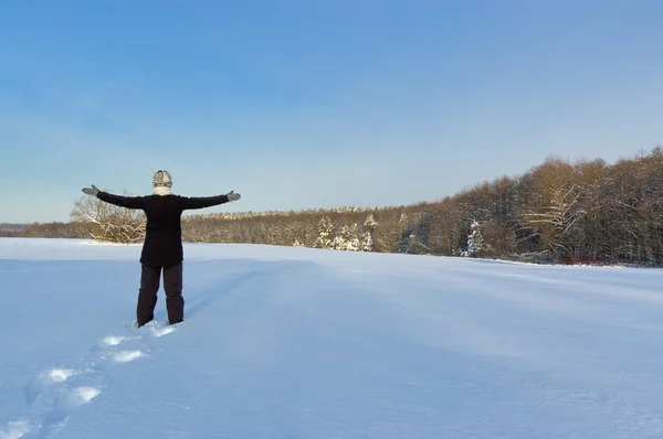 Жінка на відкритому повітрі, зимова природа — стокове фото