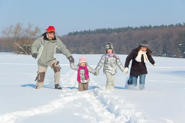 Szczęśliwa rodzina zimowe zabawy na świeżym powietrzu — Zdjęcie stockowe