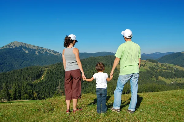 家庭暑假在山中 — 图库照片