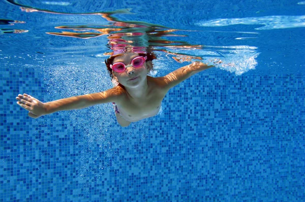 Boldog gyermek úszik víz alatt a medence — Stock Fotó
