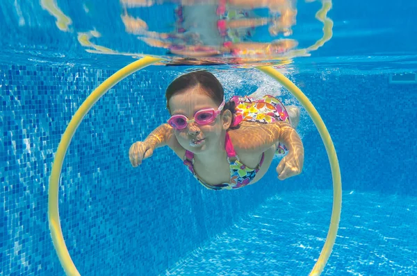 Felice bambino nuota sott'acqua in piscina — Foto Stock