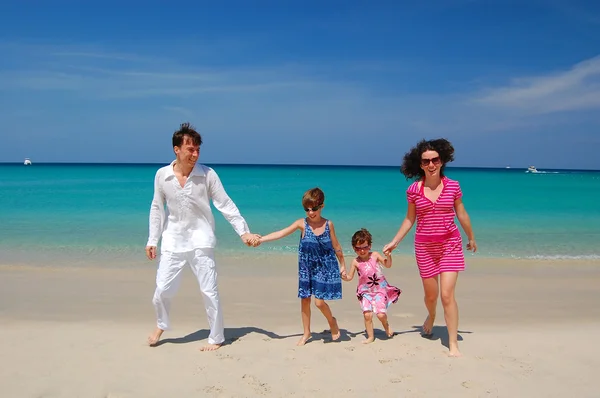 家族のビーチで夏の休暇 — ストック写真