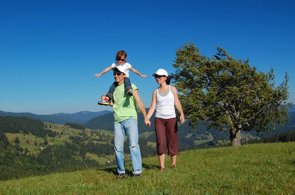 Rodinné letní dovolená v horách — Stock fotografie