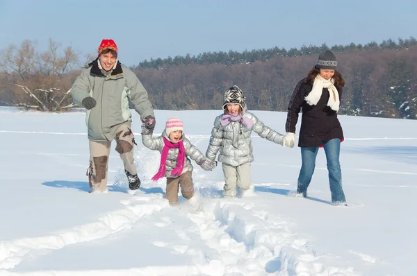 Buon divertimento invernale in famiglia all'aperto Foto Stock Royalty Free