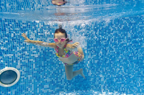 Criança feliz nada debaixo d 'água na piscina — Fotografia de Stock