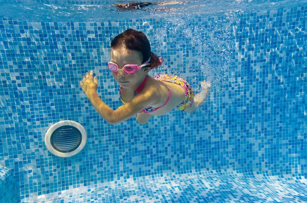 Mutlu çocuk, sualtı yüzme havuzunda yüzüyor — Stok fotoğraf