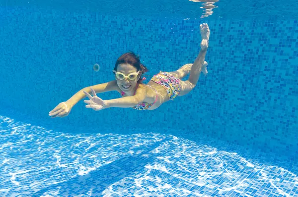 Niño feliz nada bajo el agua en la piscina — Foto de Stock