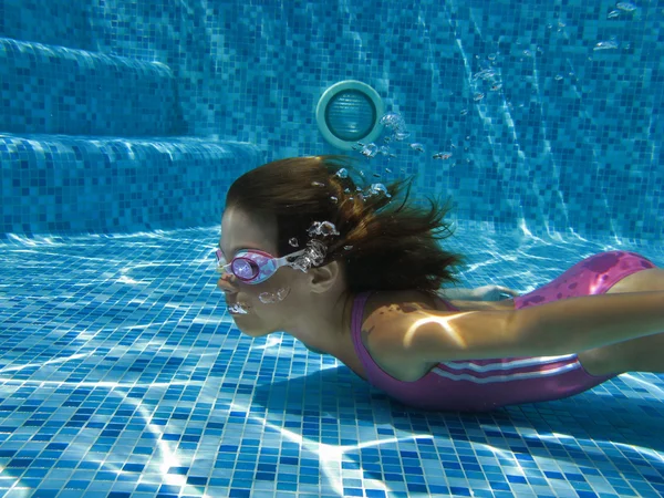 Glücklich lächelndes Unterwasserkind im Schwimmbad — Stockfoto