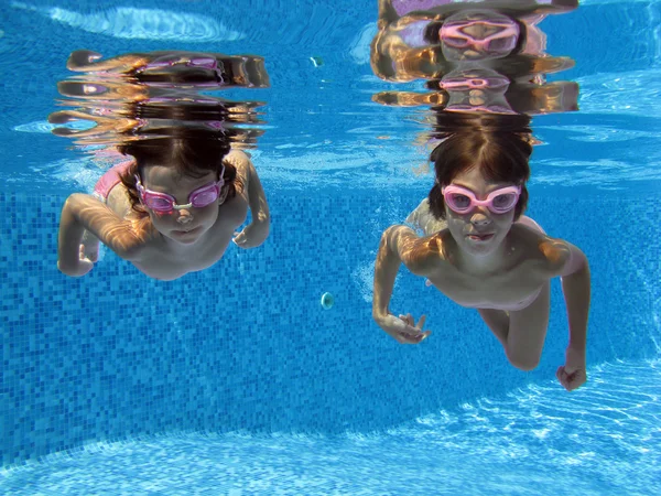 Felice sorridente bambini sott'acqua in piscina — Foto Stock
