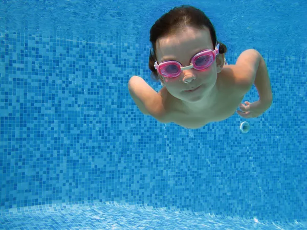 Underwater kid having fun and playing in swimming pool — Stock Photo, Image