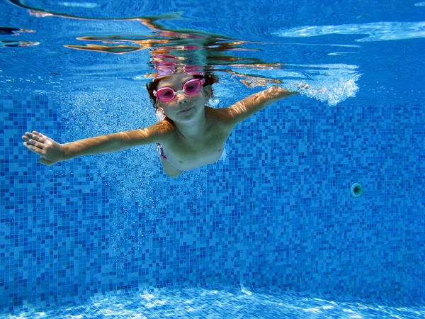 Onderwater kind plezier en spelen in zwembad — Stockfoto