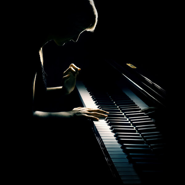 Пианист играет на пианино
