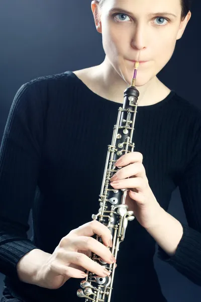 Oboé instrumento musical oboísta tocando — Fotografia de Stock