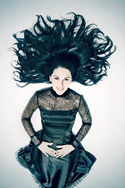 Junge Frau brünett mit schwarzen Haaren — Stockfoto