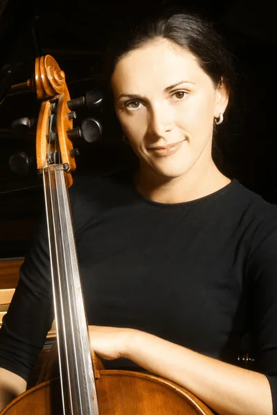 Portret van vrouw met cello. — Stockfoto