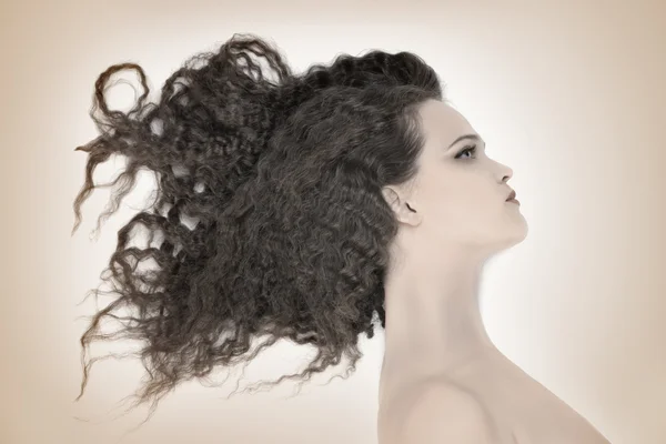 Portret kręcone włosy kobieta — Zdjęcie stockowe