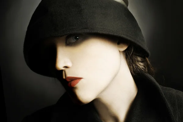 Şapkalı genç kadın. — Stok fotoğraf