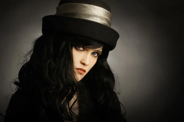 Moda morena mujer en sombrero negro — Foto de Stock