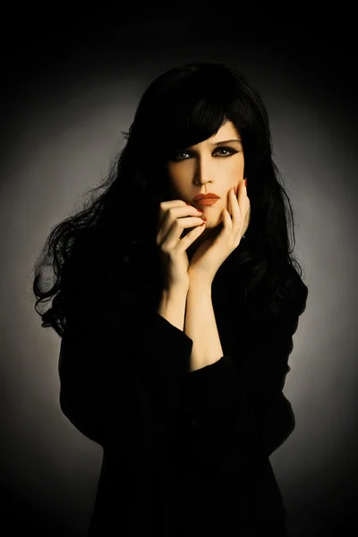 Retrato de moda elegante morena mujer en negro . — Foto de Stock