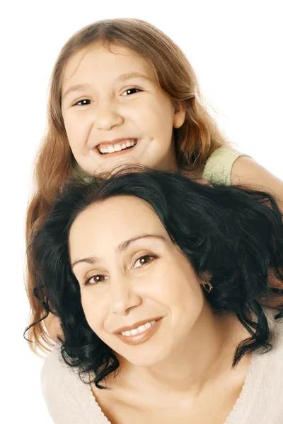 Счастливые улыбающиеся мать и дочь — стоковое фото
