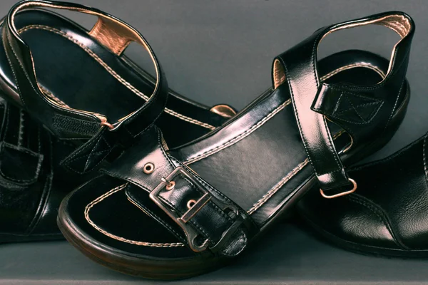 Zapatos de mujer veraniegos negros —  Fotos de Stock