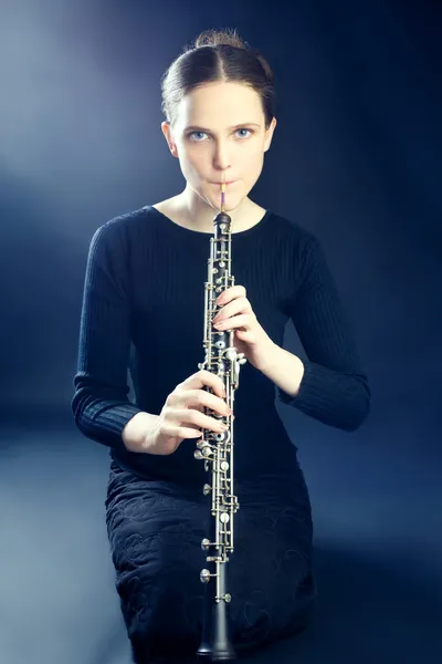 Jovem músico tocando oboé instrumento musical — Fotografia de Stock
