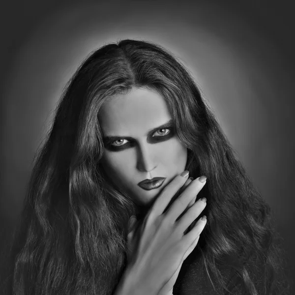 Retrato negro de mulher gótica. Foto artística preto e branco — Fotografia de Stock