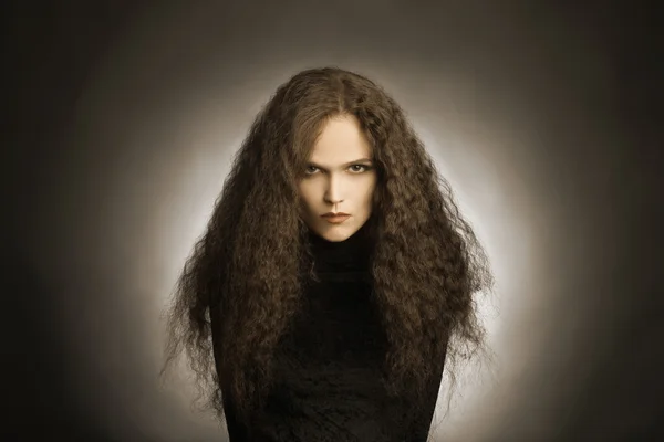 Portrait de belle femme aux cheveux épais . — Photo