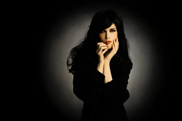 Moda siyah giyen güzel bir kadın portresi — Stok fotoğraf
