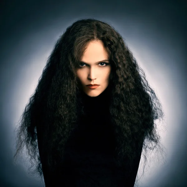 Porträt einer schönen Frau mit dicken Haaren. — Stockfoto