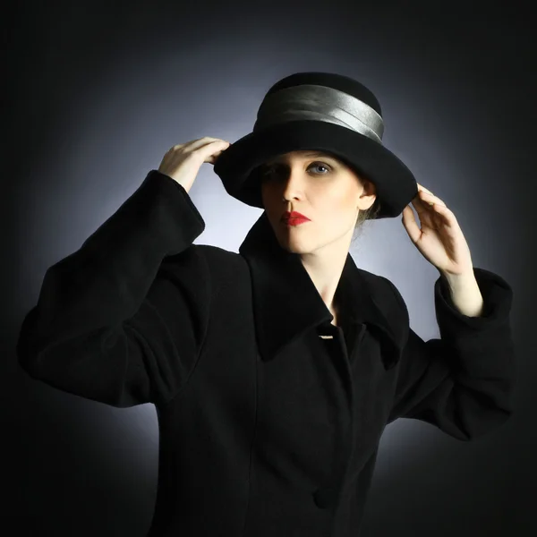 Retrato de moda de mulher em chapéu preto e casaco — Fotografia de Stock