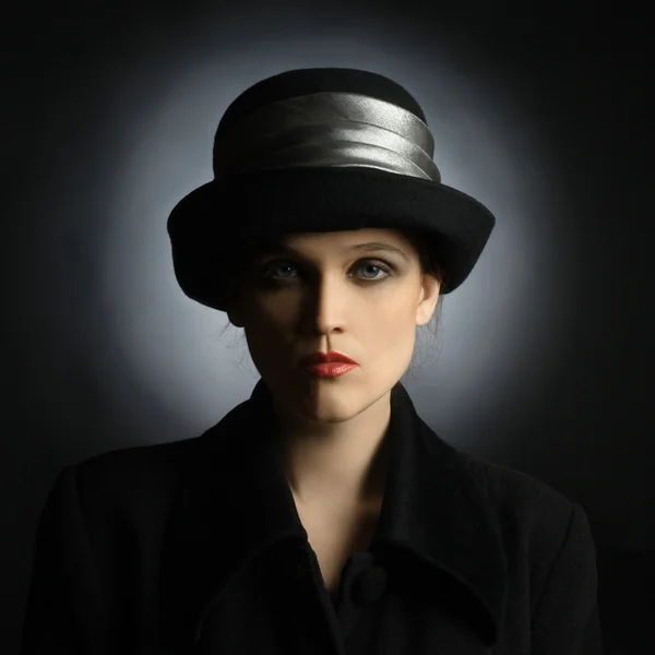 Портрет красивой женщины в черной шляпе — стоковое фото