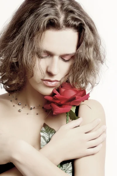 Портрет молодой красивой женщины с розой — стоковое фото
