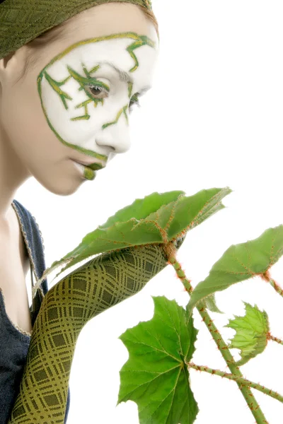 Frau mit grüner Pflanze — Stockfoto