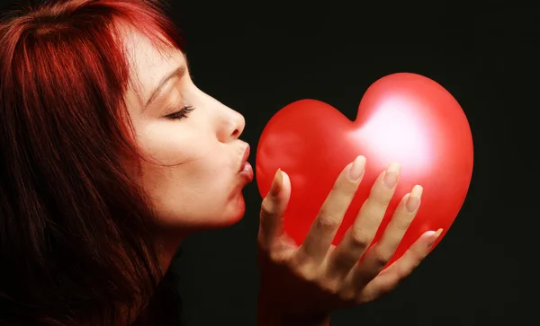 Walentynki kobieta z czerwonym sercem — Zdjęcie stockowe