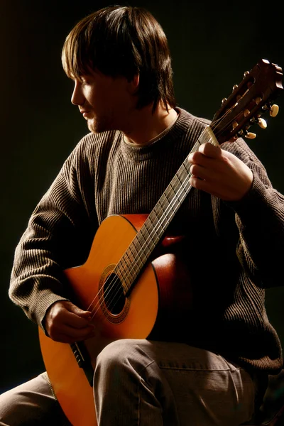 Παίζοντας ακουστική κιθάρα κλασική κιθαρίστας. — Φωτογραφία Αρχείου