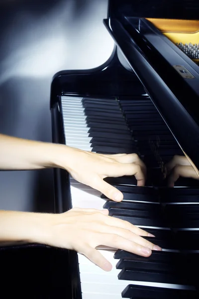 Piyano piyanist elleri oynama. — Stok fotoğraf