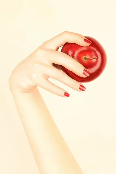 มือกับแอปเปิ้ลแดง — ภาพถ่ายสต็อก