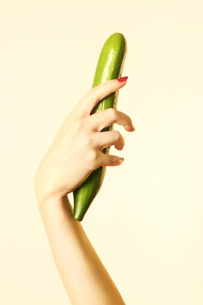 Main sexy avec concombre . — Photo