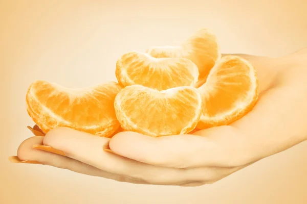 Tangerine slice. Hand with mandarin — Stock Photo, Image