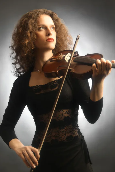 Скрипка играет красивую женщину-скрипачку-музыканта — стоковое фото