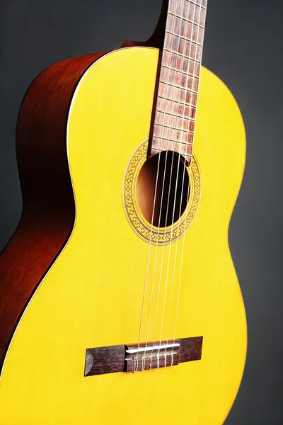 Akustická kytara zblízka — Stock fotografie
